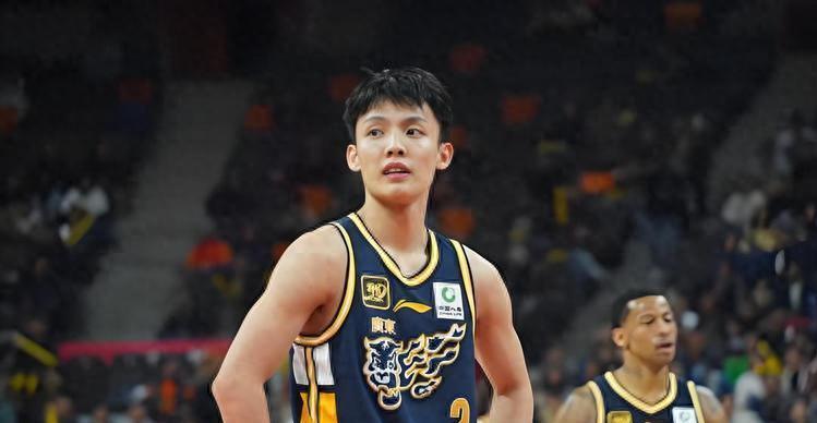 华体会棋牌-CBA疯狂一夜！积分榜乱了：上海男篮险胜，广东升第3，黑马升第4